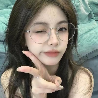 使用下方 20 个影片名，按顺序一一对应，不要改动片名文字，只根据片名和括号内类型提示来虚构全新的故事内容： 幽灵杀手 一根神棍 星际大争霸 艾斯卡达的三次葬礼 造梦者 寻访千利休 双重间谍 风味团圆饭 魔幻风云 功夫热粤语 追随 如何孤独终老 往上飞 寂静的梦幻之海 街坊邻居 恶棍特工 不要走远 不可战胜 日挂中天 丫山情